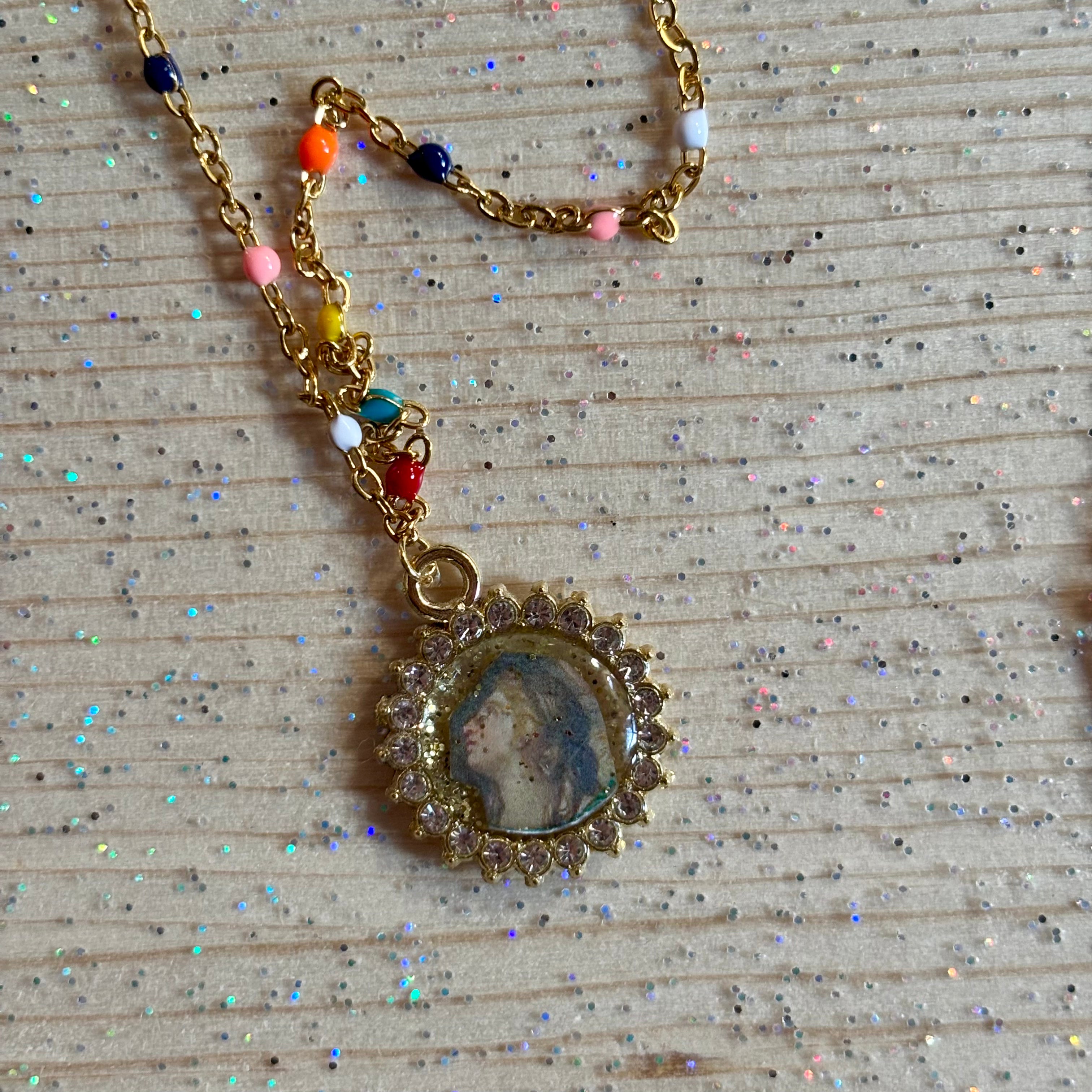 Collana con ciondolo - Donna Castana